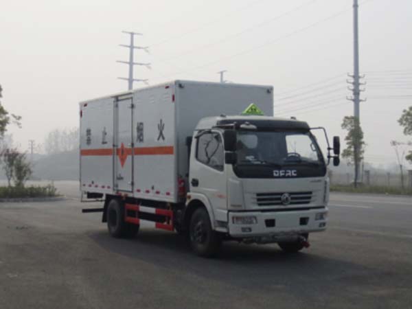 東風(fēng)多利卡易燃液體廂式運輸車