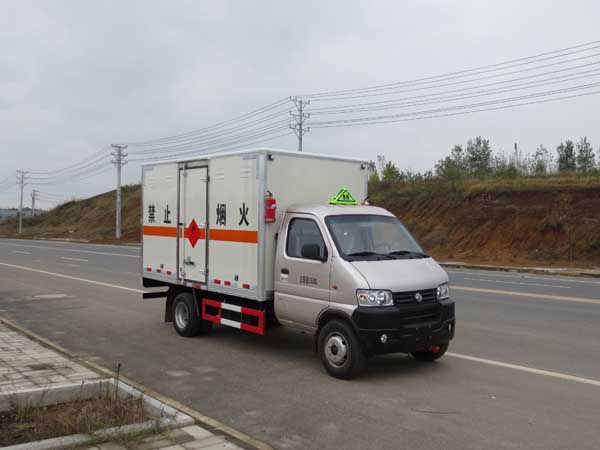 東風小型易燃液體廂式運輸車